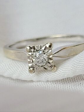 Elegant 9k Polished White Gold Round Diamond Illusion Set Solitaire .15 Ct Ring